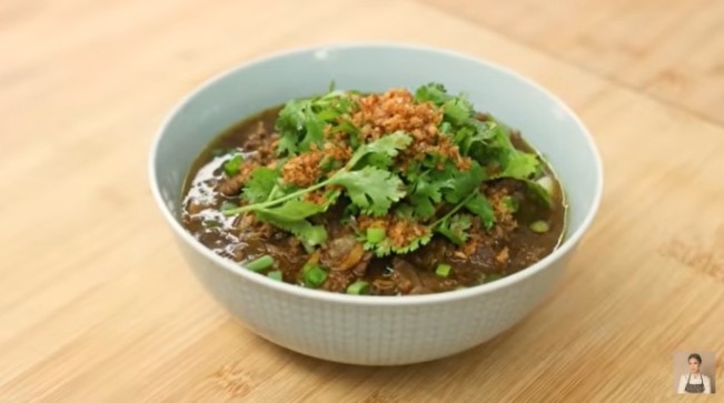 Daging iris kecap jahe ala Chef Devina Hermawan. (YouTube) 
